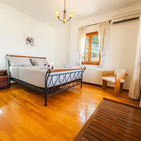 Royal Villa Agios Nikitas